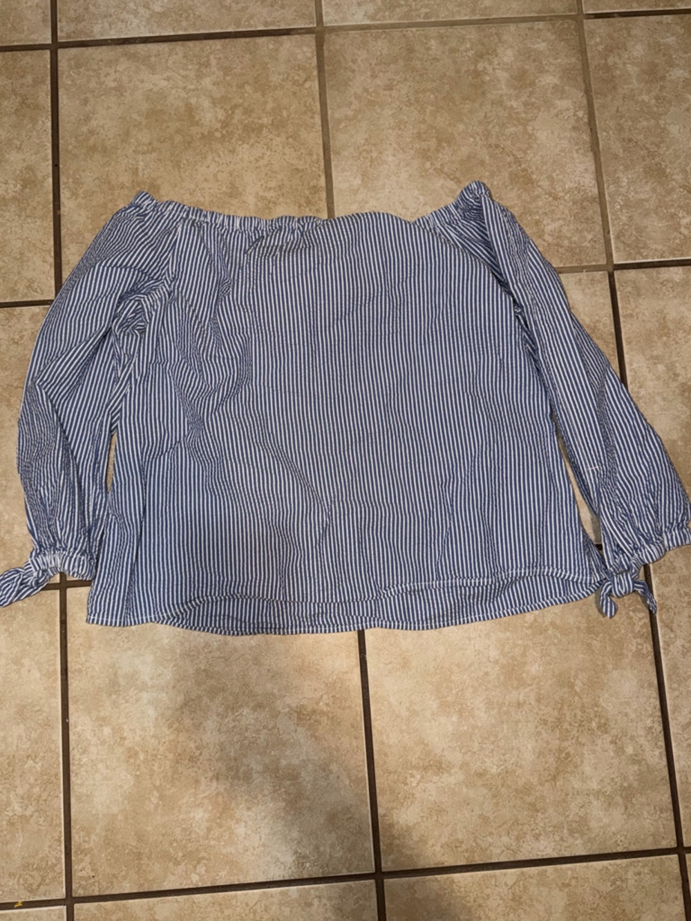 vineyard Vines Seersucker Off-the-shoulder top Size 8 - Picture 4 of 4